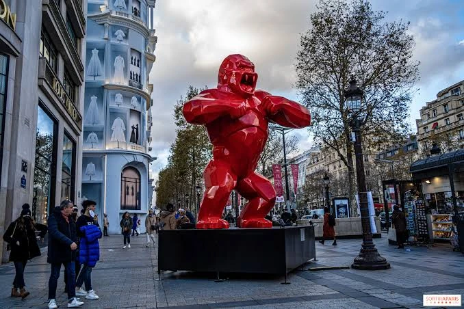 Richard Orlinski on Avenue George V