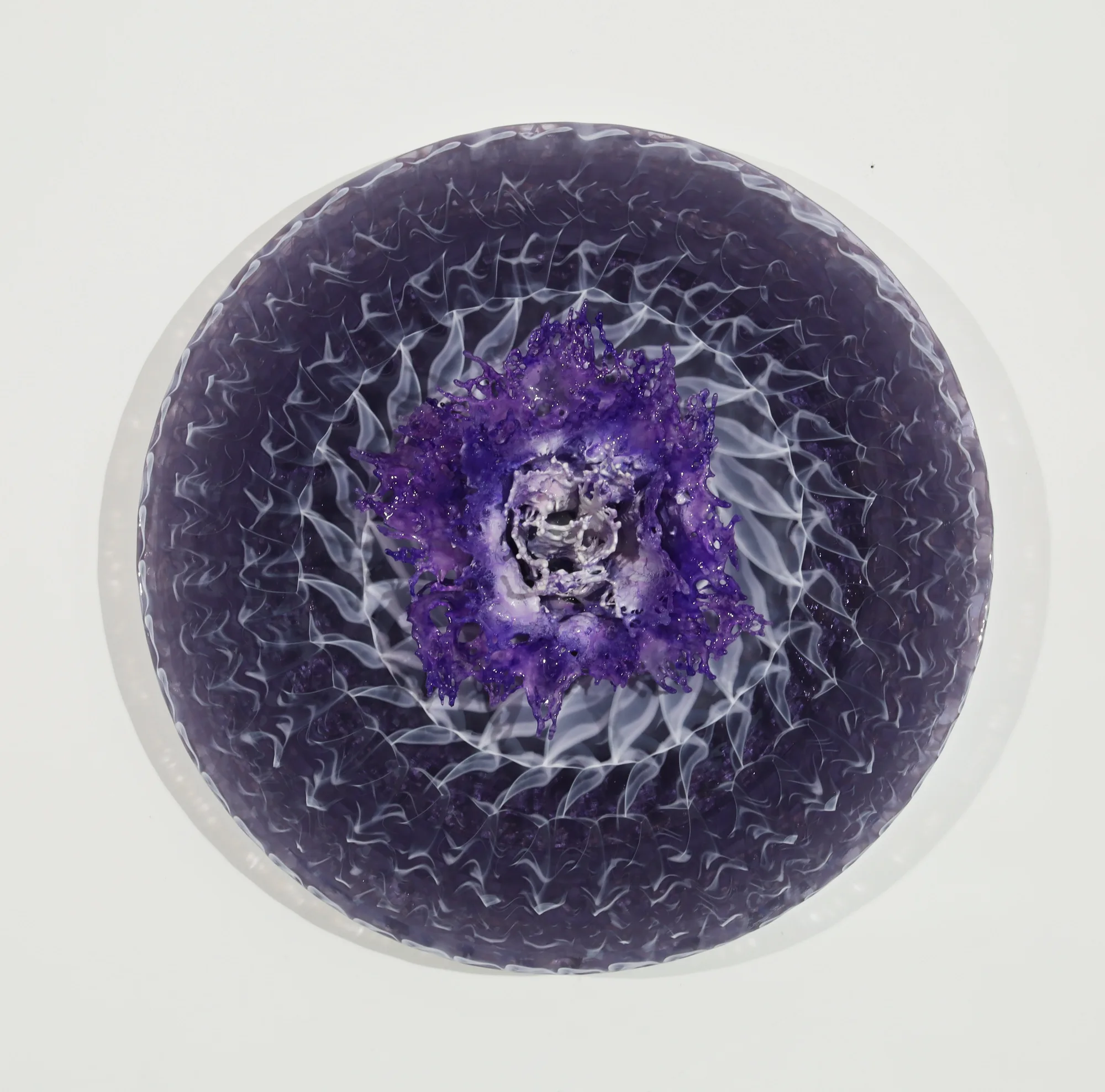 Annalù, Violet Lotus Light Disc: a violet resin flower at the center of a Murano glass disc veined with white