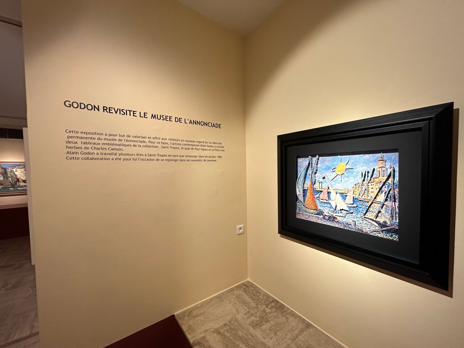 Godon revisite le musée de l'Annonciade: the exhibition wall text and Alain Godon's painting of the port of Saint-Tropez
