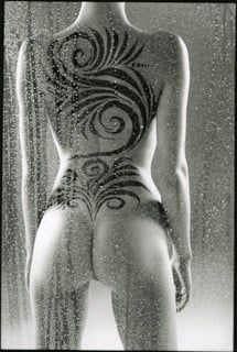 Nu tatoué debout de dos